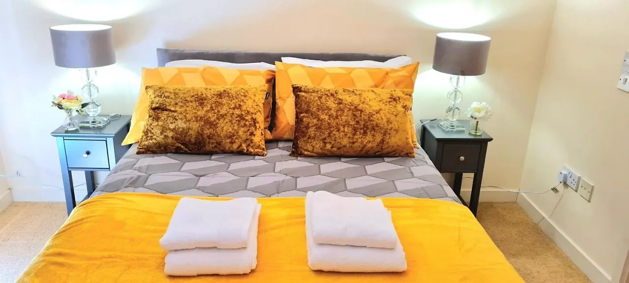 Elegant 2 Bedroom City Centre Apartment - Free Parking - Private Balcony - Stunning Views Edinburgh 0*,  Birleşik Krallık