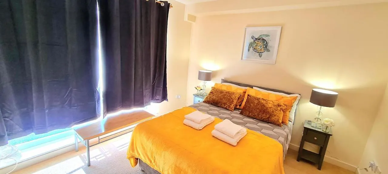 Elegant 2 Bedroom City Centre Apartment - Free Parking - Private Balcony - Stunning Views Edinburgh