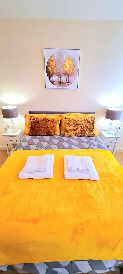 Elegant 2 Bedroom City Centre Apartment - Free Parking - Private Balcony - Stunning Views Edinburgh
