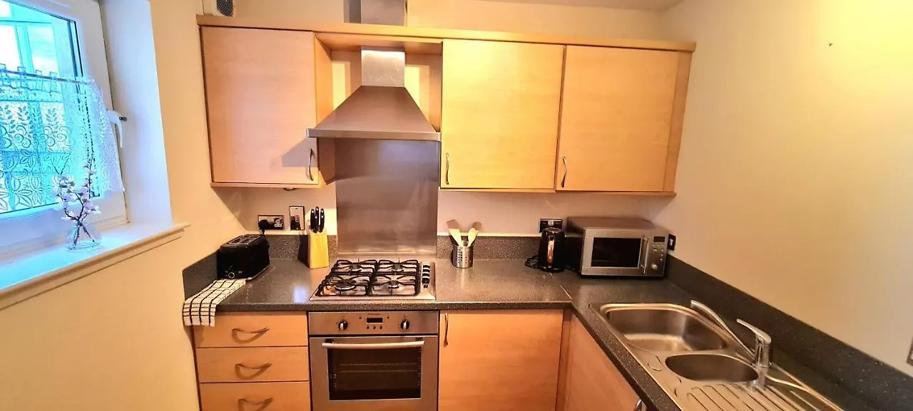 Elegant 2 Bedroom City Centre Apartment - Free Parking - Private Balcony - Stunning Views Edinburgh