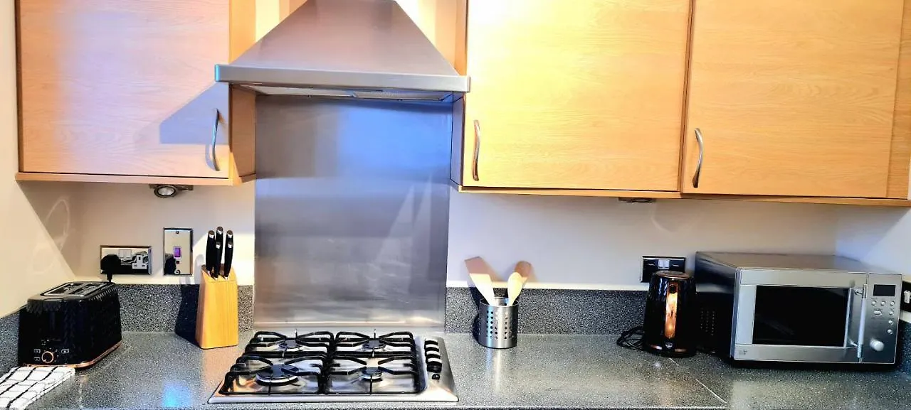 Elegant 2 Bedroom City Centre Apartment - Free Parking - Private Balcony - Stunning Views Edinburgh