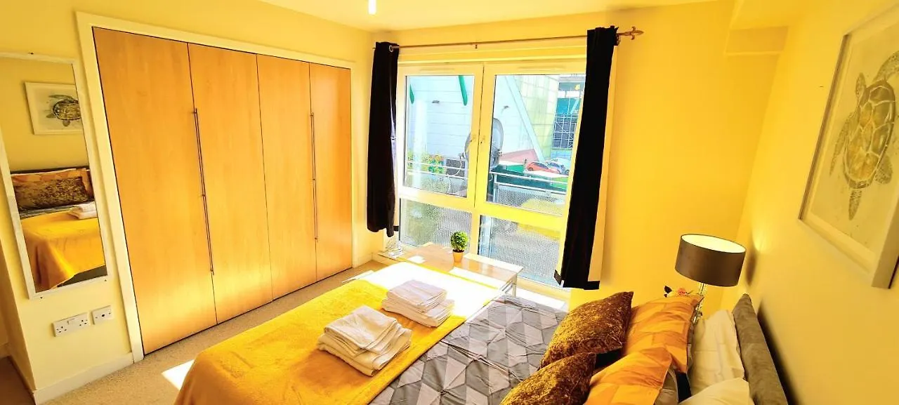 Elegant 2 Bedroom City Centre Apartment - Free Parking - Private Balcony - Stunning Views Edinburgh