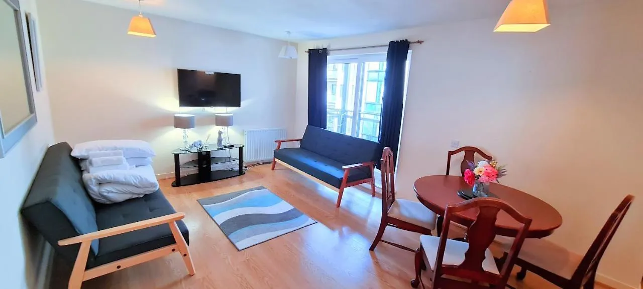 Elegant 2 Bedroom City Centre Apartment - Free Parking - Private Balcony - Stunning Views Edinburgh 0*,
