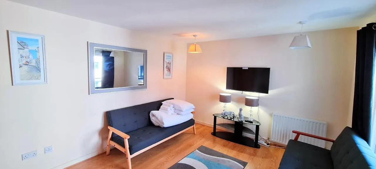 Elegant 2 Bedroom City Centre Apartment - Free Parking - Private Balcony - Stunning Views Edinburgh