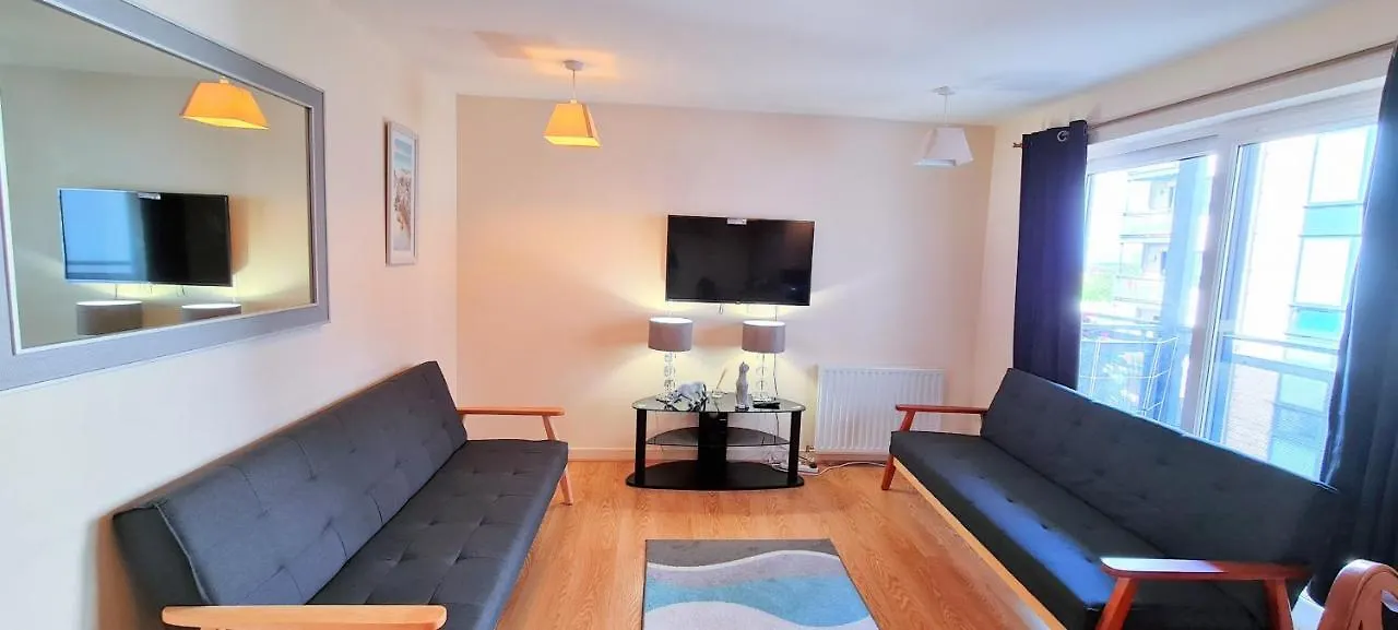 Elegant 2 Bedroom City Centre Apartment - Free Parking - Private Balcony - Stunning Views Edinburgh