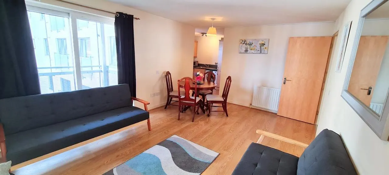Elegant 2 Bedroom City Centre Apartment - Free Parking - Private Balcony - Stunning Views Edinburgh