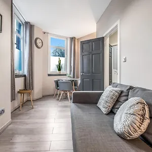 Private Ground Floor Main Door Entrance - Spacious 2 Bedroom - The Shore, Leith Edinburgh