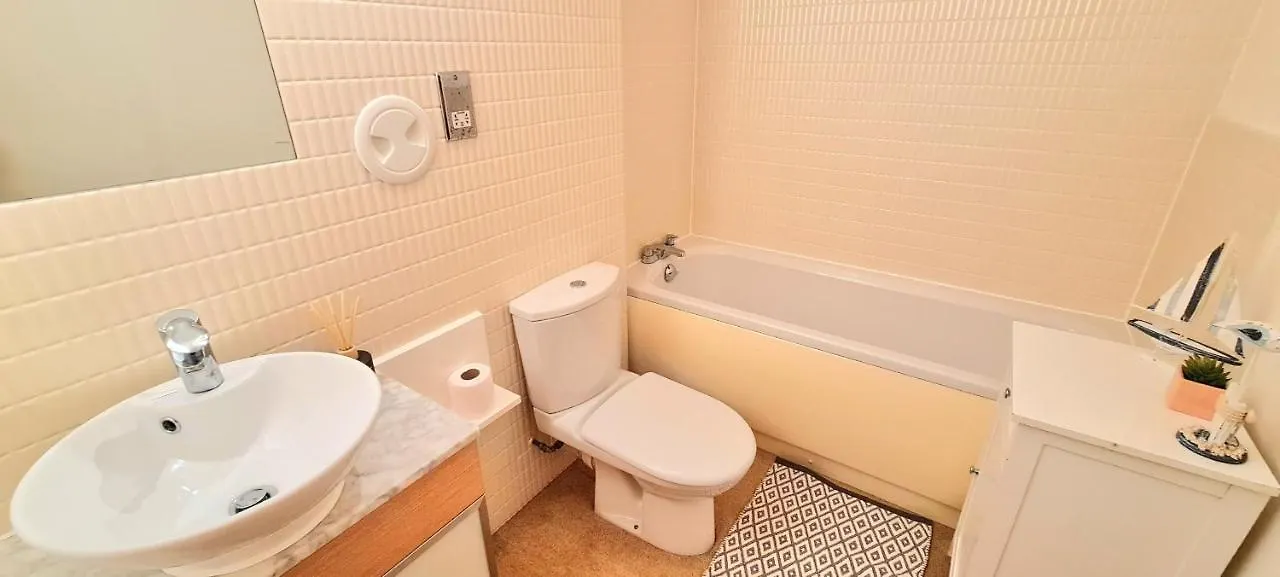 Elegant 2 Bedroom City Centre Apartment - Free Parking - Private Balcony - Stunning Views Edinburgh