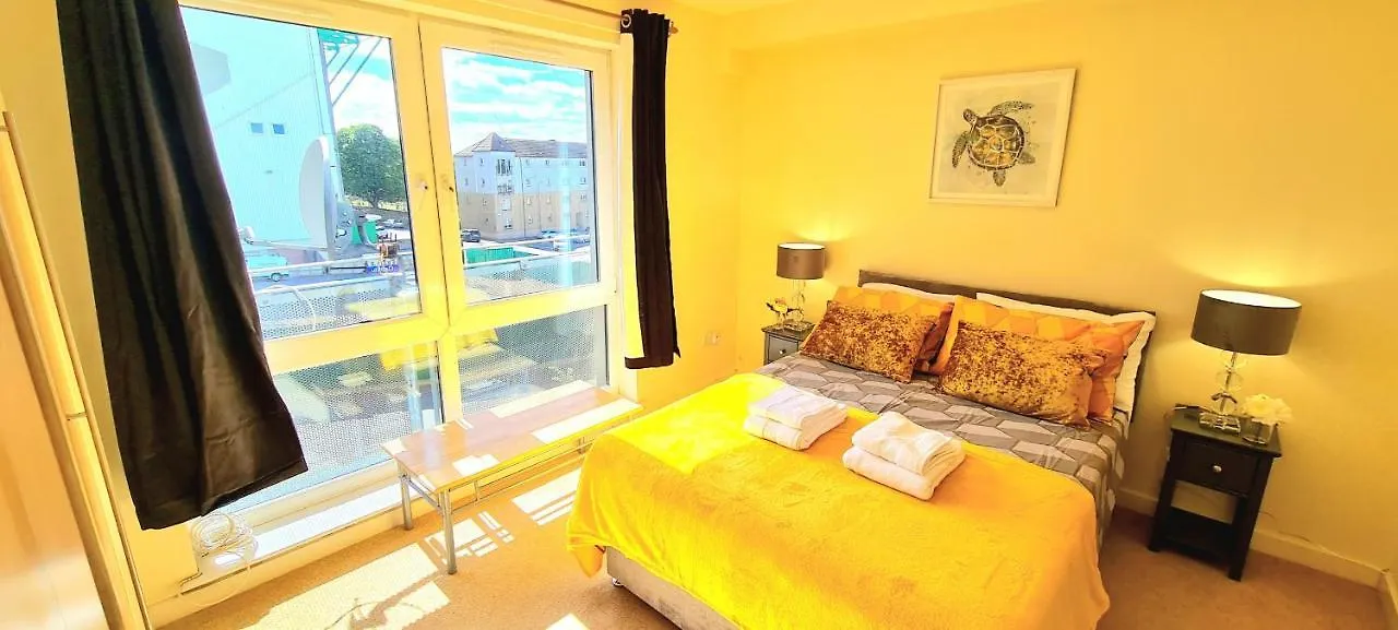Elegant 2 Bedroom City Centre Apartment - Free Parking - Private Balcony - Stunning Views Edinburgh